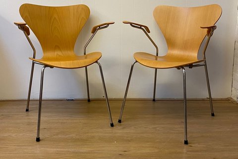 Fritz Hansen series 7 butterfly chair by Arne Jacobsen