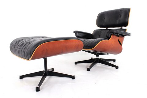 Vitra Charles Eames Lounge Chair & Ottoman in Leder und Kirschbaum