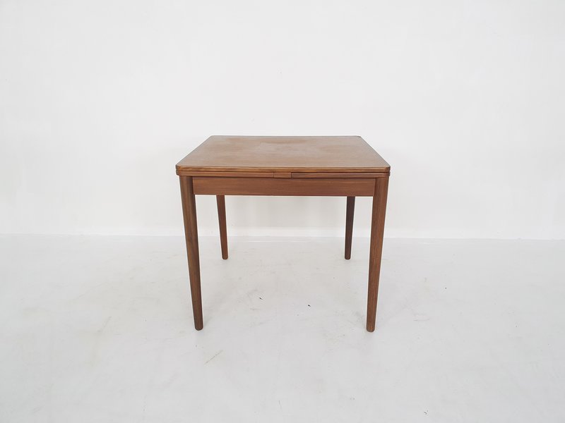 Teak square extendable dining table by Pastoe model TT24