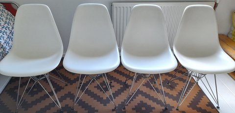 4x Vitra Eames stoelen + eettafel