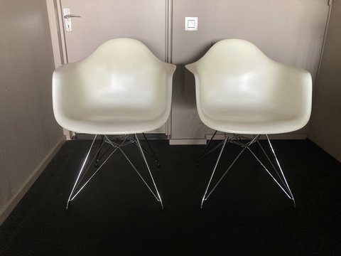 2x Vitra Eames DAR stoelen