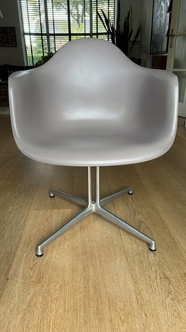 4 x Vitra Eames Dal stoelen