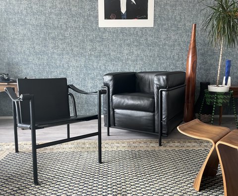 Cassina lc1 en lc2 fauteuils van Le Corbusier