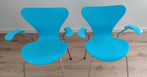 2x Fritz Hansen Arne Jacobsen 3207 stoelen