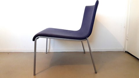 2x Ligne Roset lounge stoelen, in donker blauw