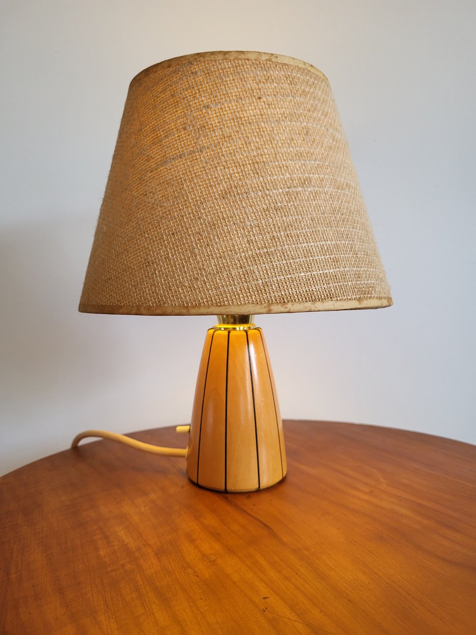 Image 3 of Vintage Tischlampe mit Holzsockel