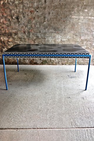 Memphis Milano Burgunder Tisch von Michele de Lucchi