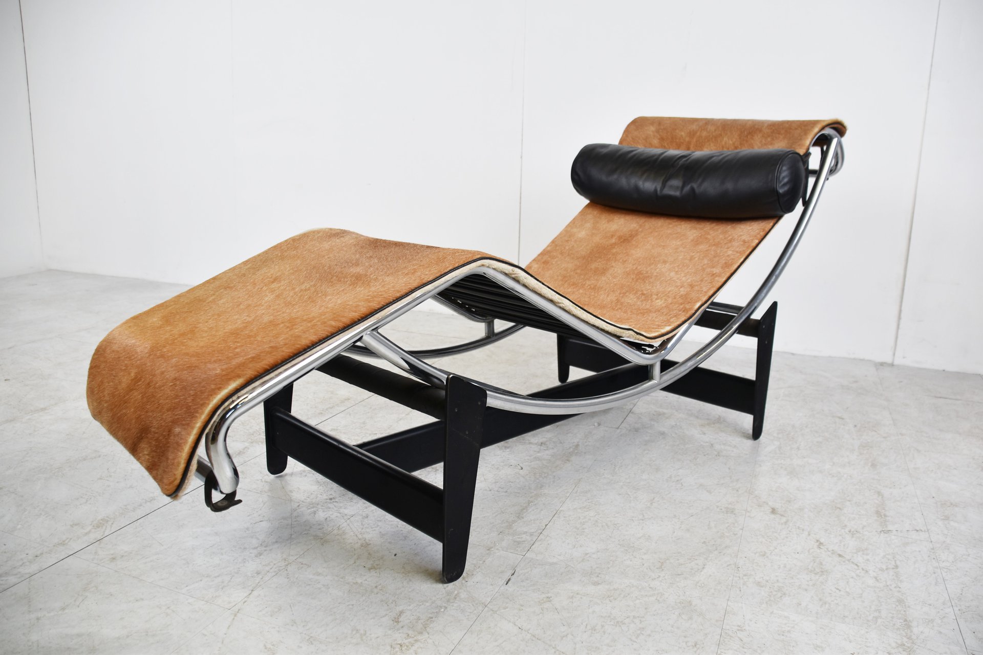 stopverf Mathis katje Vintage Le Corbusier LC4 chaise longue voor Cassina | € 4.950 | Whoppah