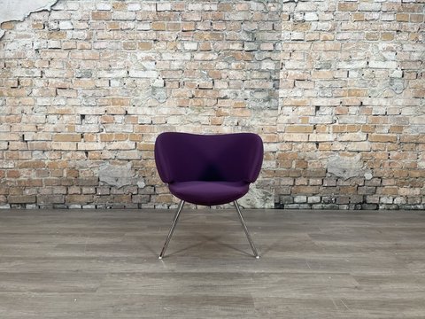 Artifort Pinq Lounge purple armchair