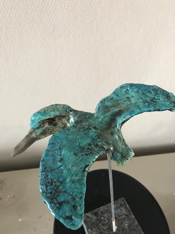 Kingfisher schuinkijkend Raku