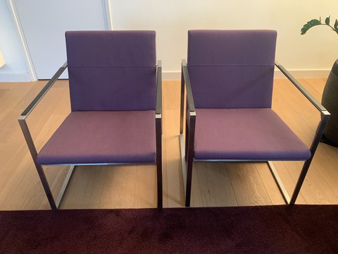 2 Arco Spine fauteuils met paarse Kvadrat stof