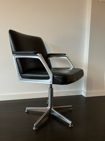 4x Artifort swivel chairs black leather