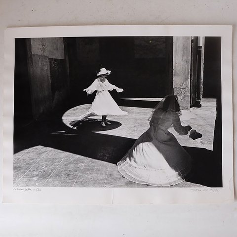 Marrie Bot (1946-) Der Tanz 1981. Italien Caltanisetta Sizilien. Schwarz-Weiß-Bild.