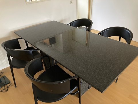 Marmeren tafel met 4 bijpassende stoelen