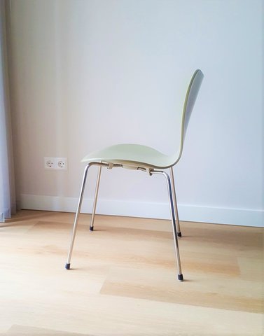2 Vlinderstoelen van Fritz Hansen, ontwerp Arne Jacobsen