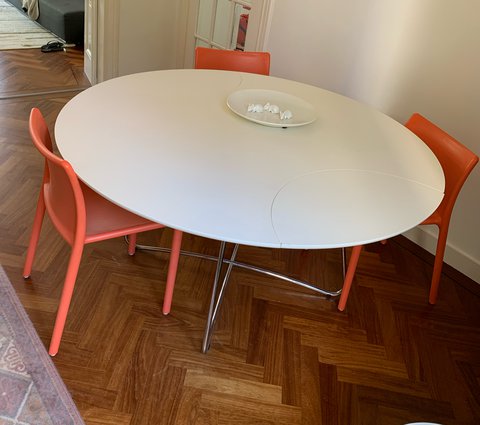 White round table, chrome base
