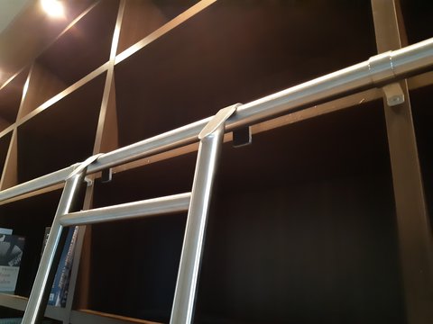 Hoge design boekenkast met bibliotheek ladder