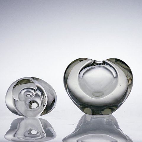 Timo Sarpaneva - Matched set of two sizes crystal Art-Object "Sydän" (Heart), Model 3557 - Iittala, Finland 1957