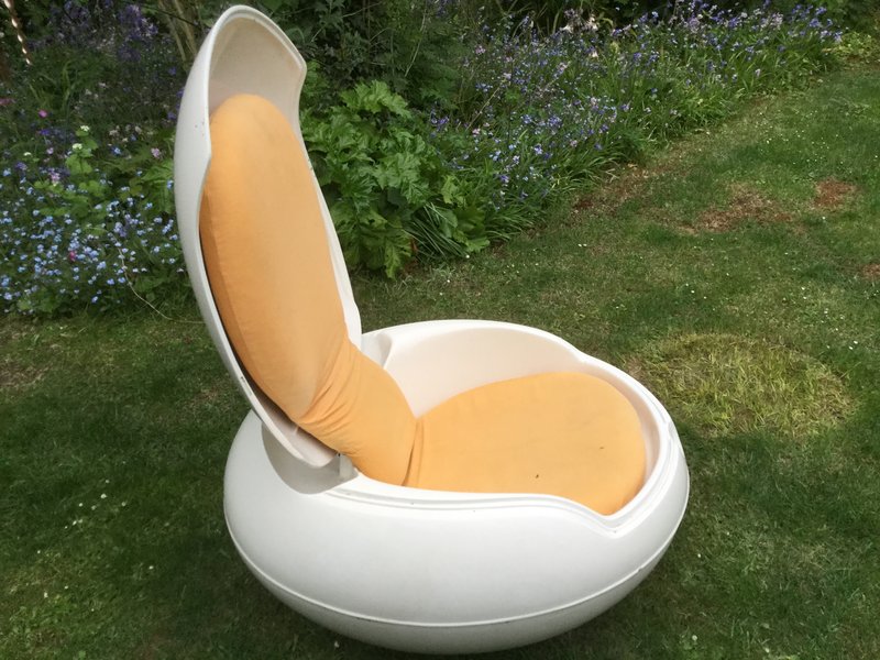 Peter Ghyzcy - Egg Chair
