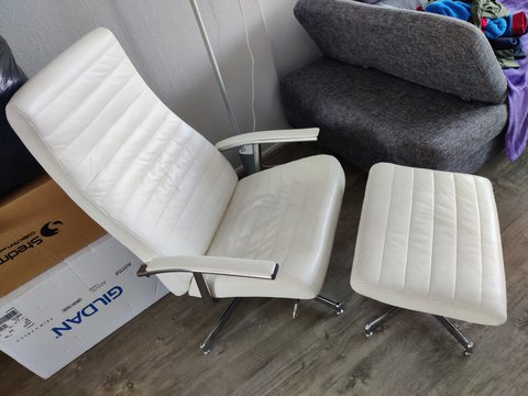 2 x Glismand & Rüdiger fauteuils inclusief ottoman