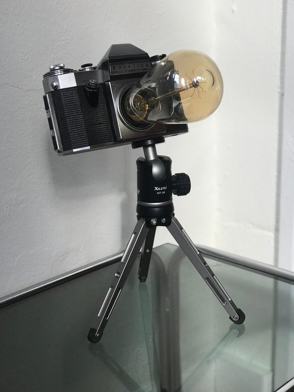 Praktica camera lamp op statief