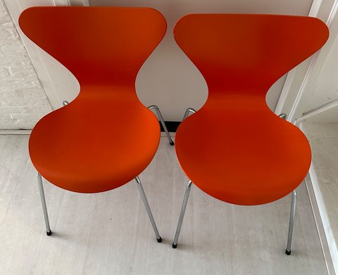 2x Arne Jacobsen 3107, ‘Series 7’, vlinderstoel