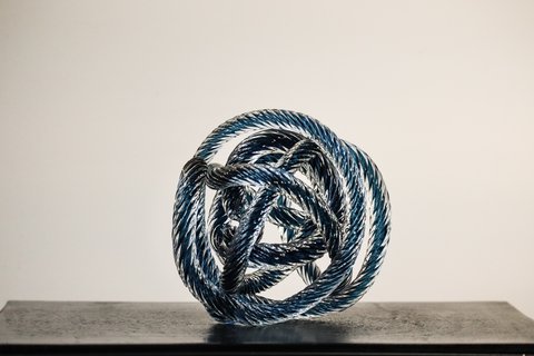 Decoratief blauw glazen knot