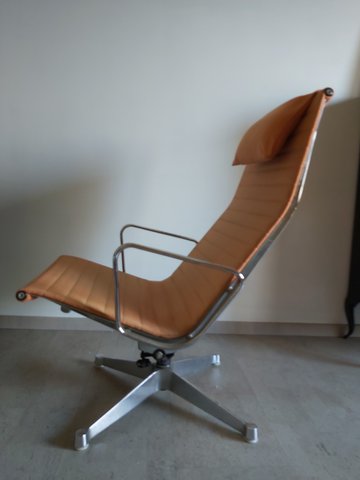 Opknapper: genummerde Eames lounge chair met hoofdsteun