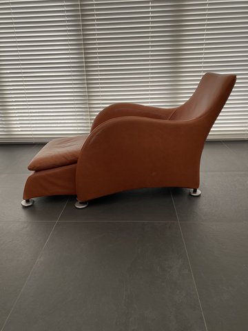 Design lounge fauteuil met hocker, merk Loge Van Gerard van den Berg