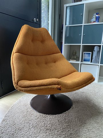 Artifort F510 swivel armchair