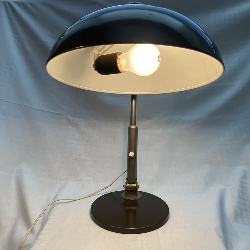 Hal bureaulamp, ontwerp Busquet model 144