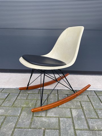 Eames schommelstoel
