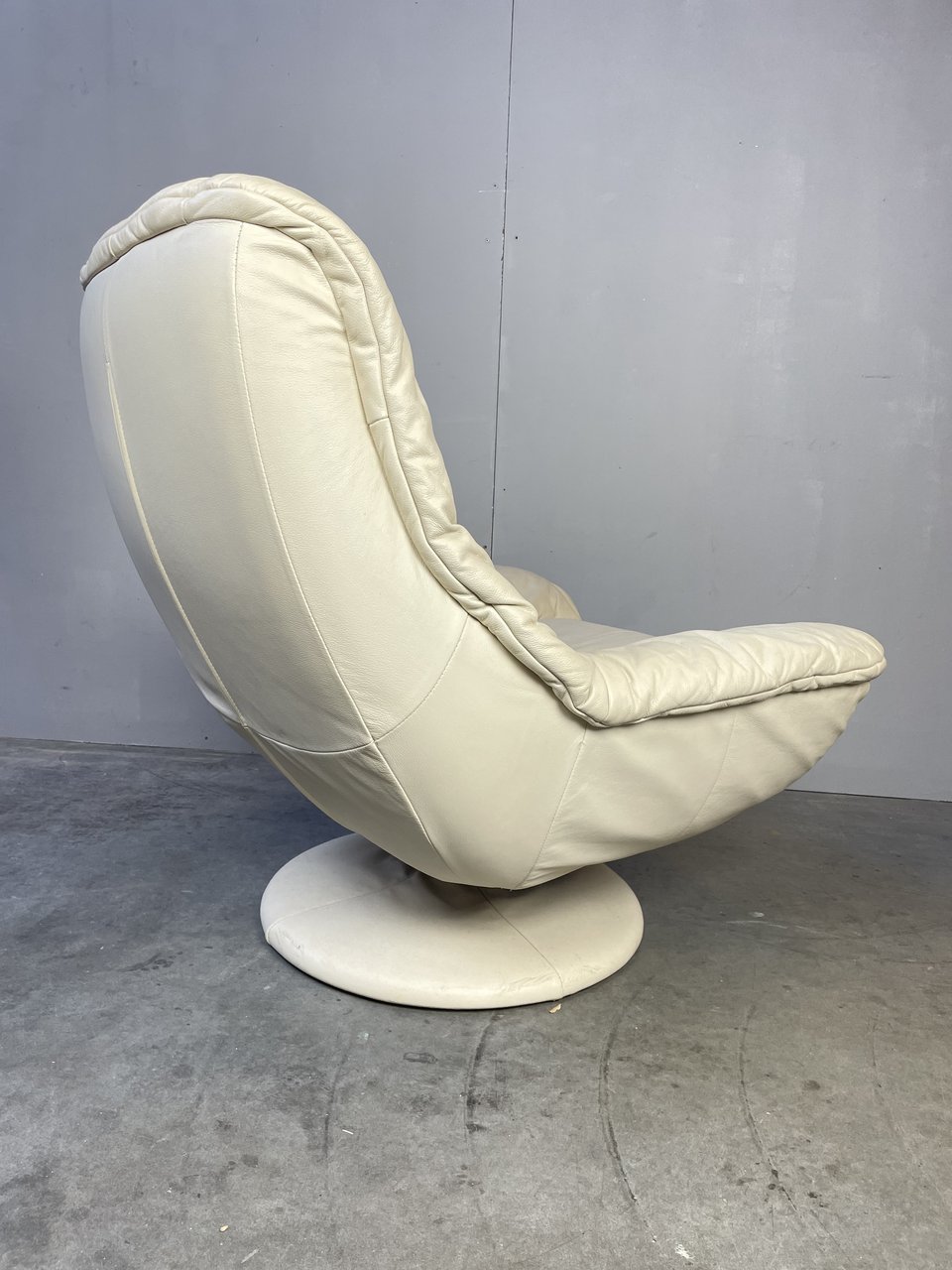 Vintage leather armchair (Space age) image 12