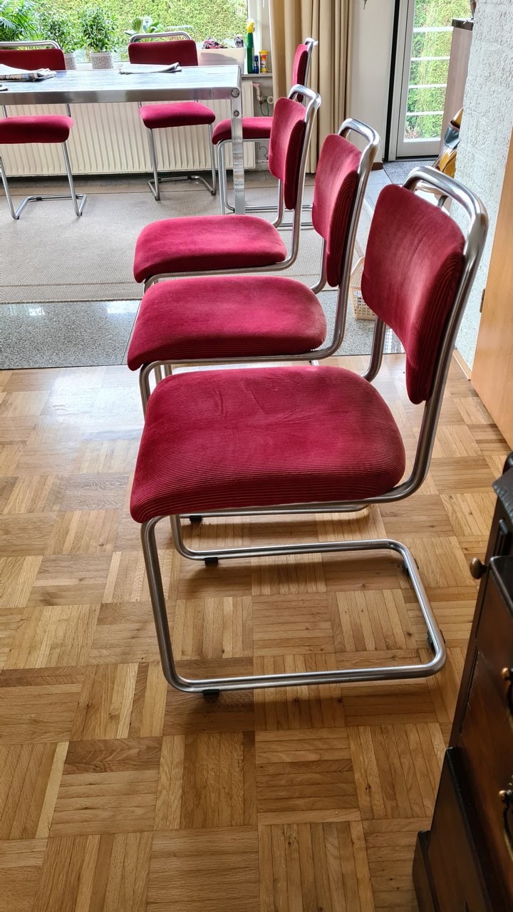 Image 8 of Artifort door Claire Bataille eettafel met 6 Gispen stoelen