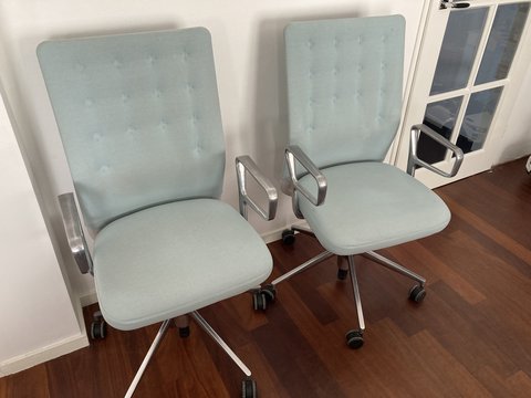 2x Opknapper: Vitra Eames ID chair. Bureaustoel concept kleur licht blauw