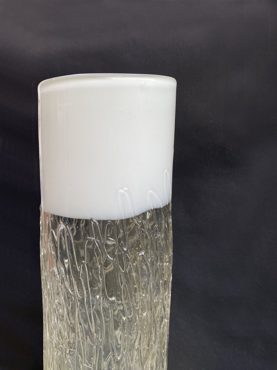Image 4 of Brutalistische Ice glazen cilindervaas