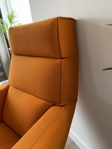 Design on Stock lounge chair met voetenbank “solo” ontwerp Roderick Vos, kleur oranje