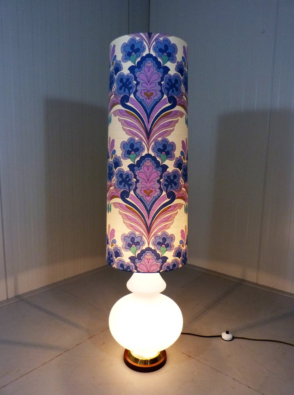 Image 7 of Große Stehlampe aus Glas mit Blumenschirm aus den 1960er Jahren