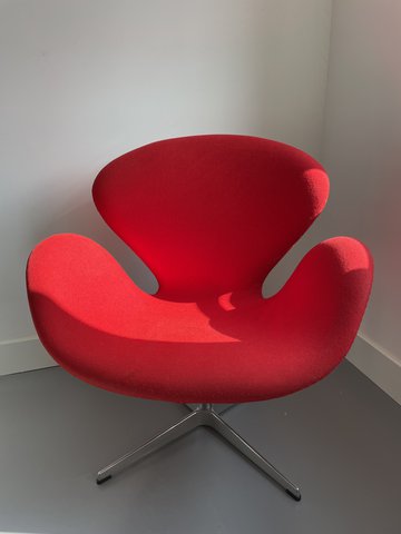 Arne Jacobsen Swan Chair (Fritz Hansen)