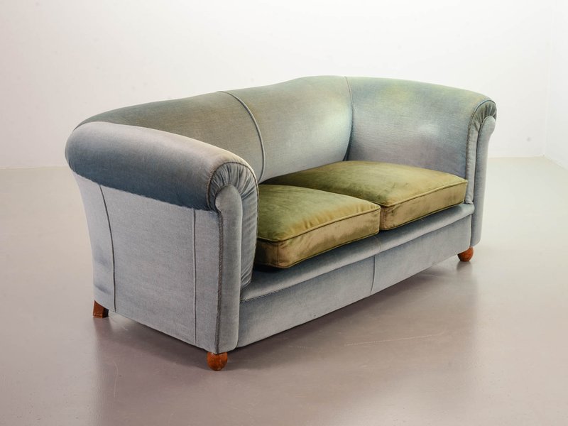 Viktorianisches Chesterfield Duotone 2-Sitzer Sofa aus mattblauem und moosgrünem Samt, 1950er. Ref. SS058