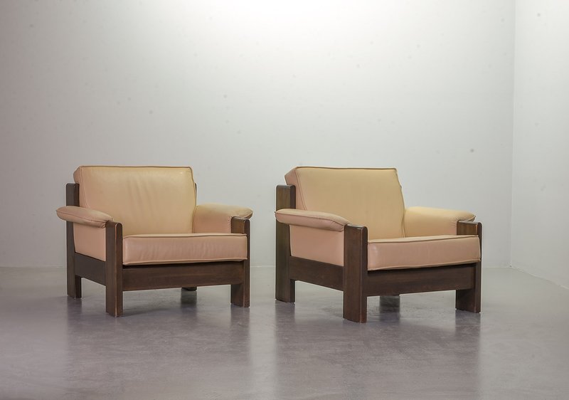 2x Leolux Lounge Chairs by Designer Harry de Groot in Solid Oak and Biscuit Leather