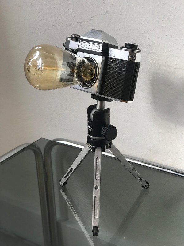Praktica camera lamp op statief