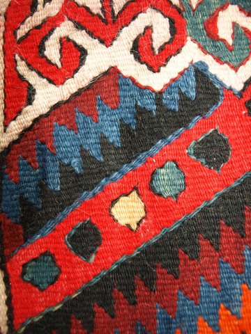 Handgeweven kledingstuk van Kelimwol