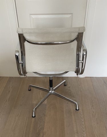 Charles Eames Vitra EA 108 stoel