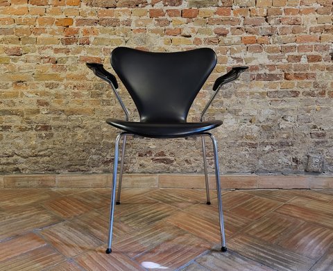 Arne Jacobsen 3207 butterfly chair by Fritz Hansen