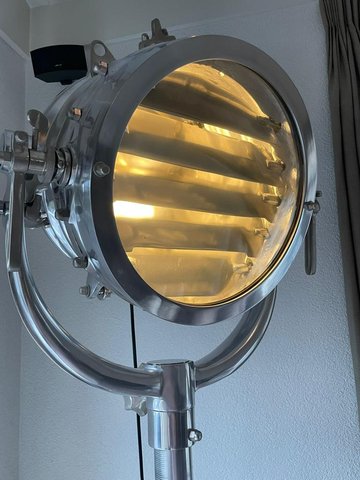 Scheepslamp op driepoot statief van het merk Eichholtz