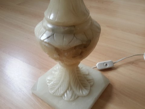 tafellamp met zware albasten voet (albastino)