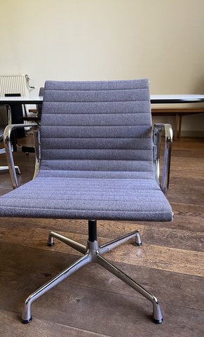 5x Vitra Eames Chairs + Konferenztisch