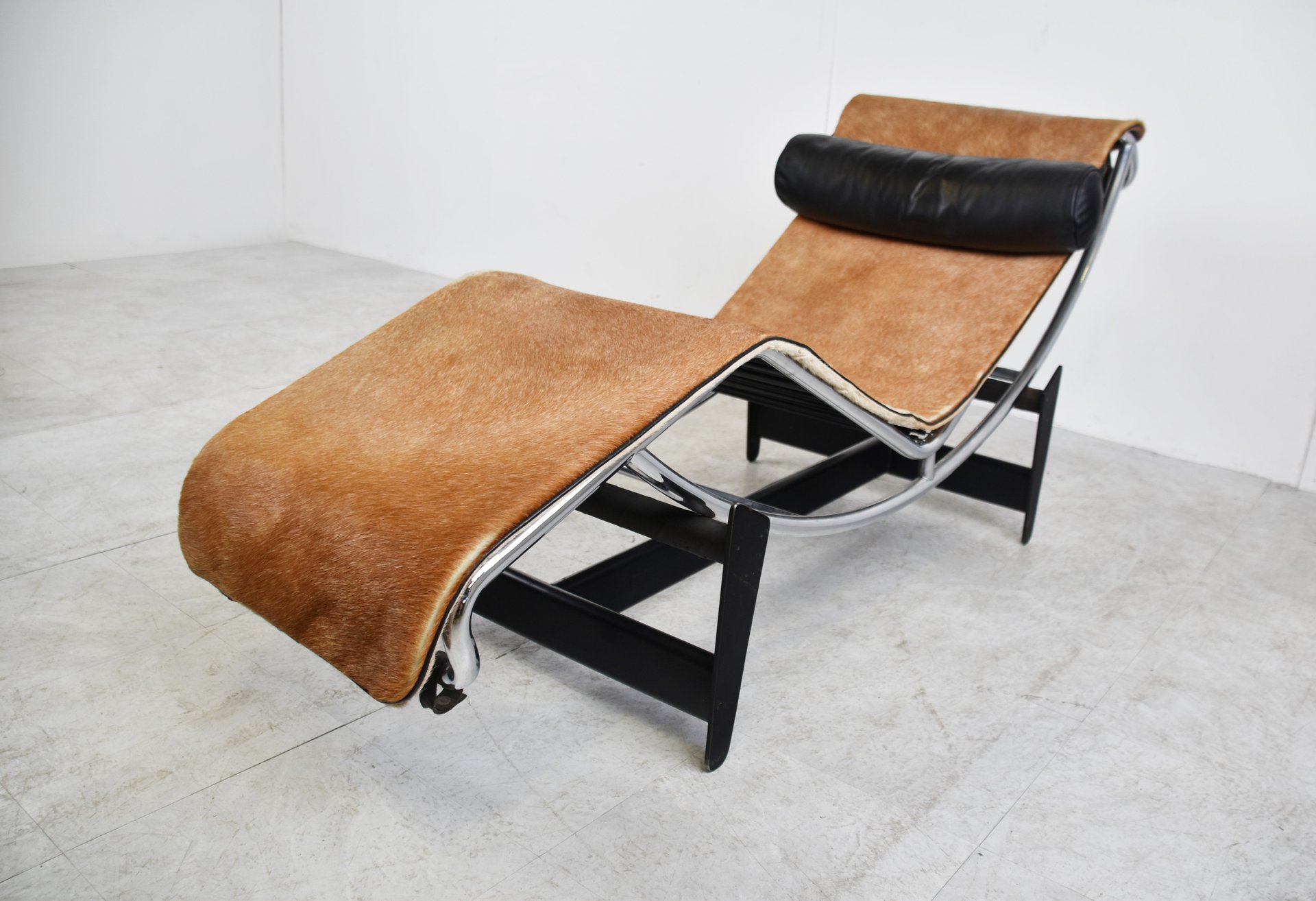 stopverf Mathis katje Vintage Le Corbusier LC4 chaise longue voor Cassina | € 4.950 | Whoppah