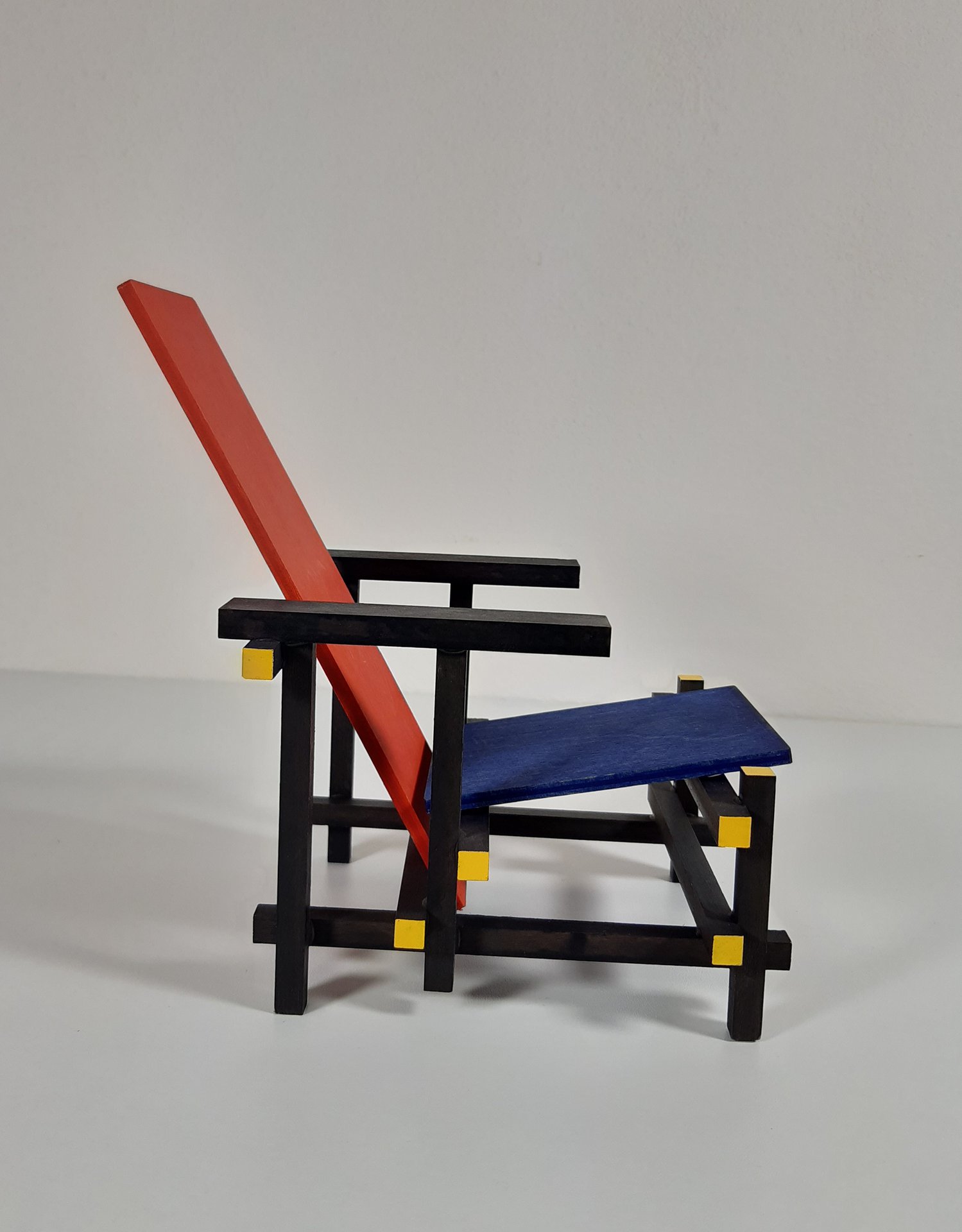 Rietveld miniatuur Rood-Blauwe stoel | € 195 | Whoppah